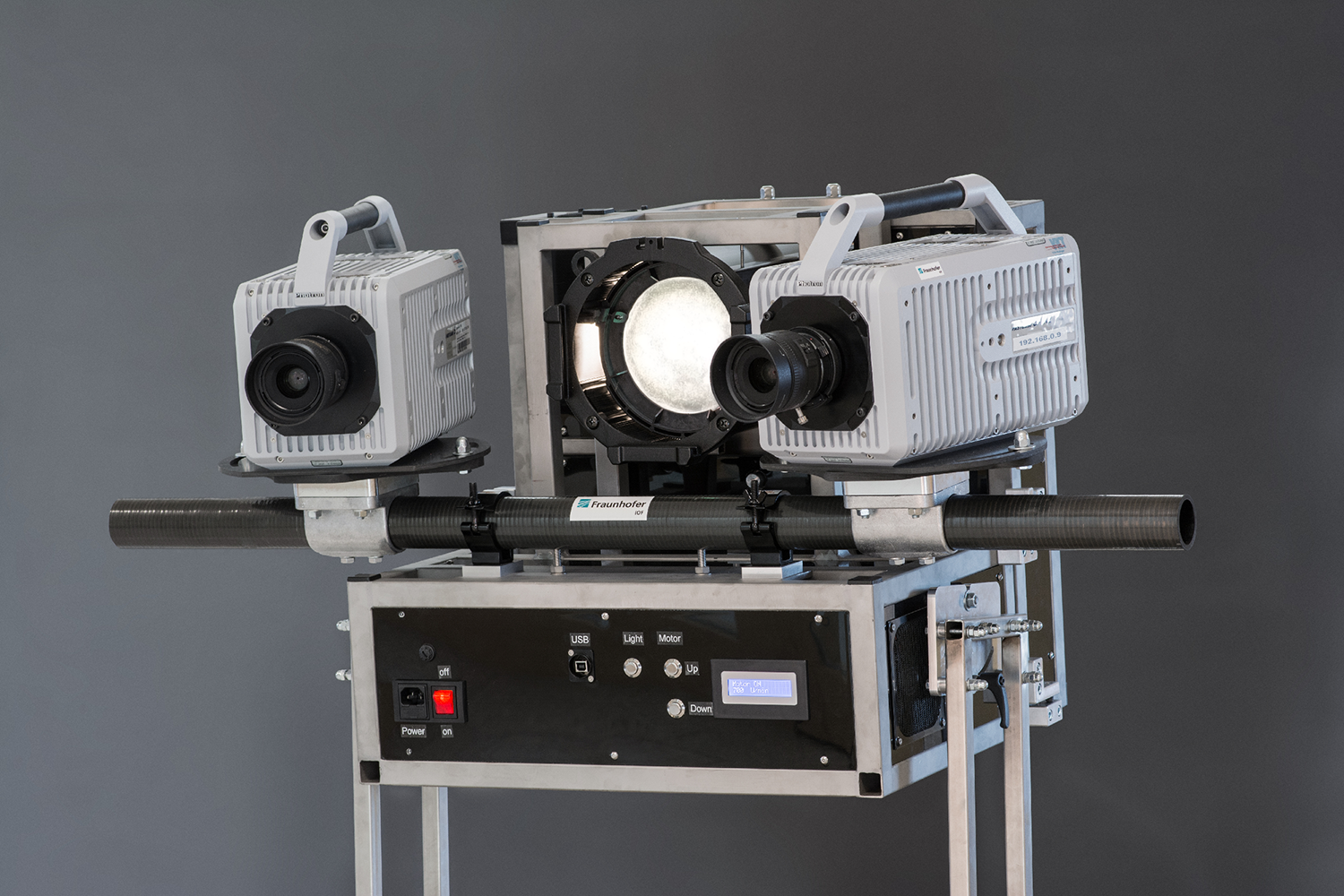 GOBO-projektionsbasierter 3D-Sensor. Der High-Speed-GOBO-Projektor liefert eine hohe Strahlungsleistung, erfordert keine Synchronisation mit den Kameras und besteht aus wenigen Komponenten, die vergleichsweise einfach herzustellen und zu montieren sind. GOBO-projektionsbasierter 3D-Sensor. Der High-Speed-GOBO-Projektor liefert eine hohe Strahlungsleistung, erfordert keine Synchronisation mit den Kameras und besteht aus wenigen Komponenten, die vergleichsweise einfach herzustellen und zu montieren sind.