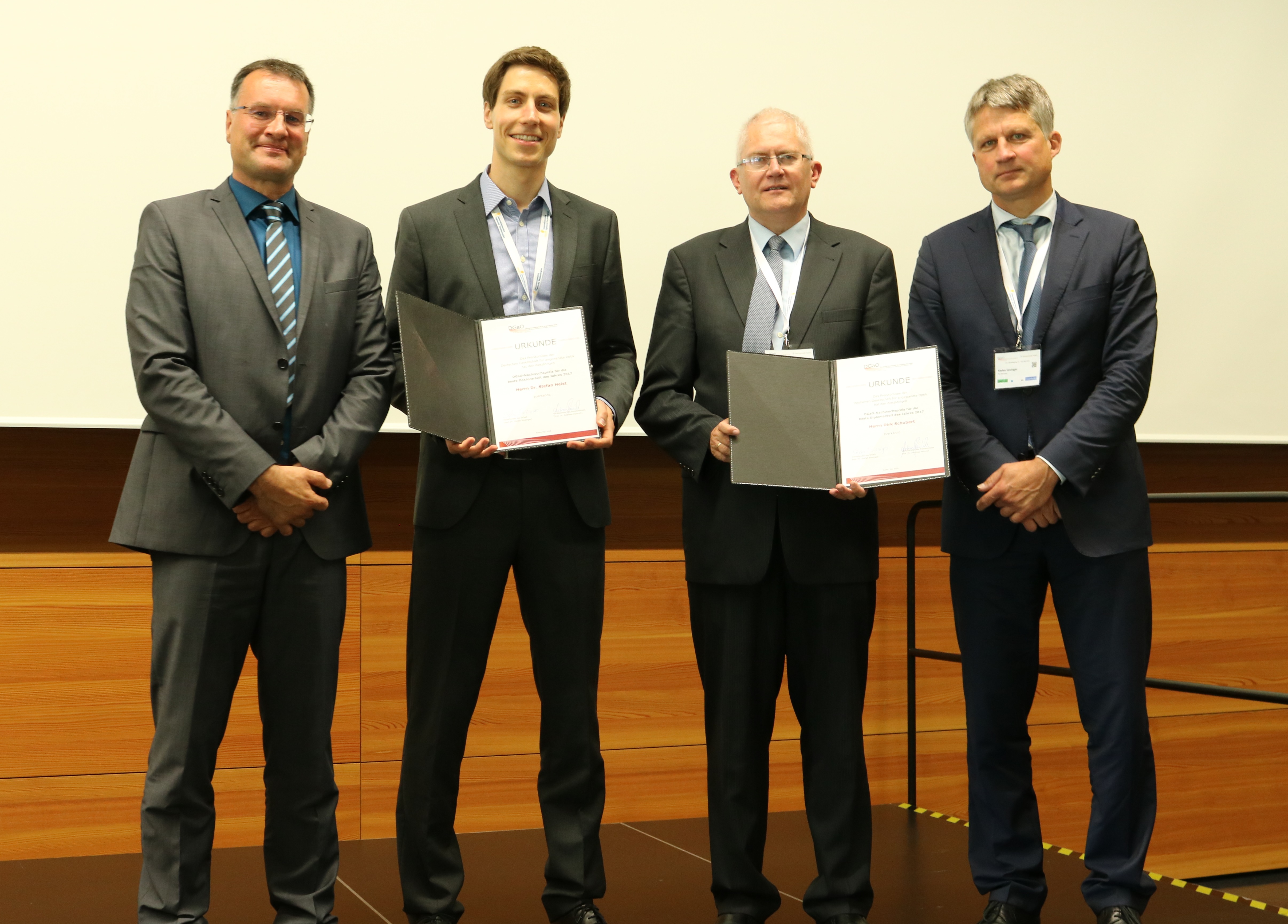 Andreas Heinrich (Mitglied Vorstand DGaO), Dr. Stefan Heist (Preisträger vom Fraunhofer IOF), Prof. Jürgen Czarske (Preisträger) und Prof. Stefan Sinzinger (Vorstandsvorsitzender DGaO) (v. l. n. r.)