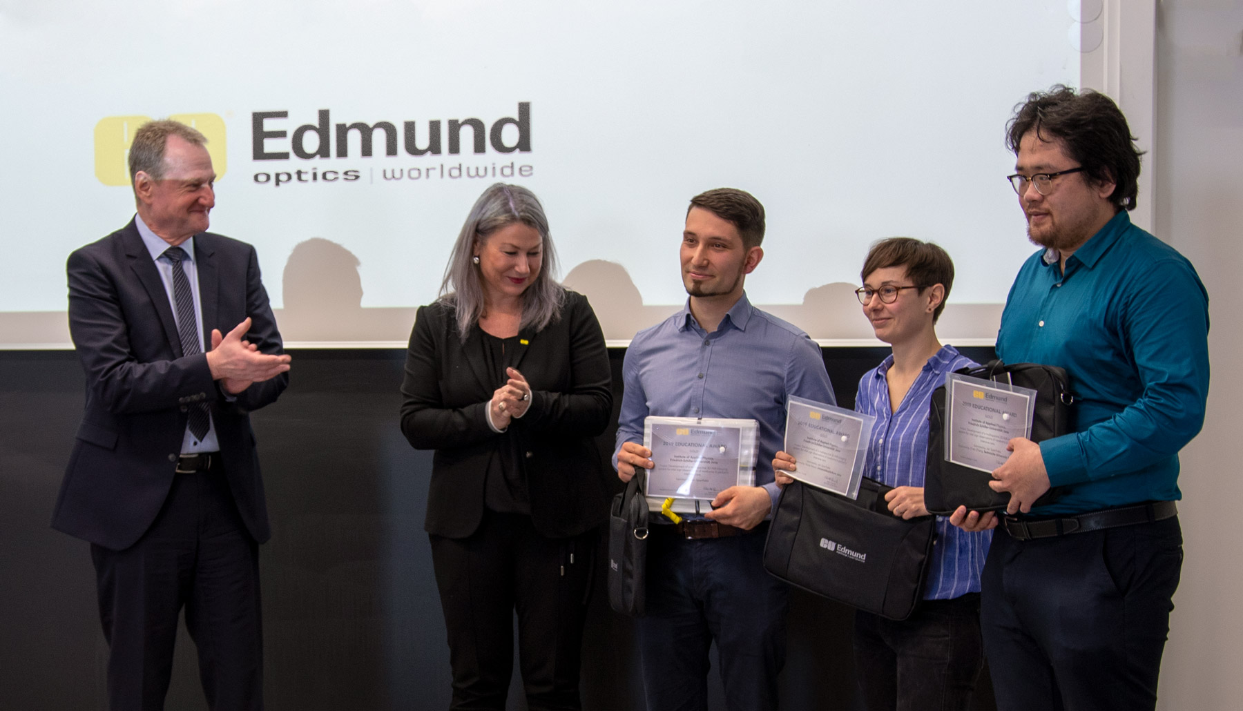 Jan Sperrhake (Friedrich Schiller University Jena) and his team members Chen Zhang (Technical University Ilmenau) and Maria Nisser (University Hospital Jena) receiving the Edmund Optics Educational Award in the category &quot;Gold&quot;.