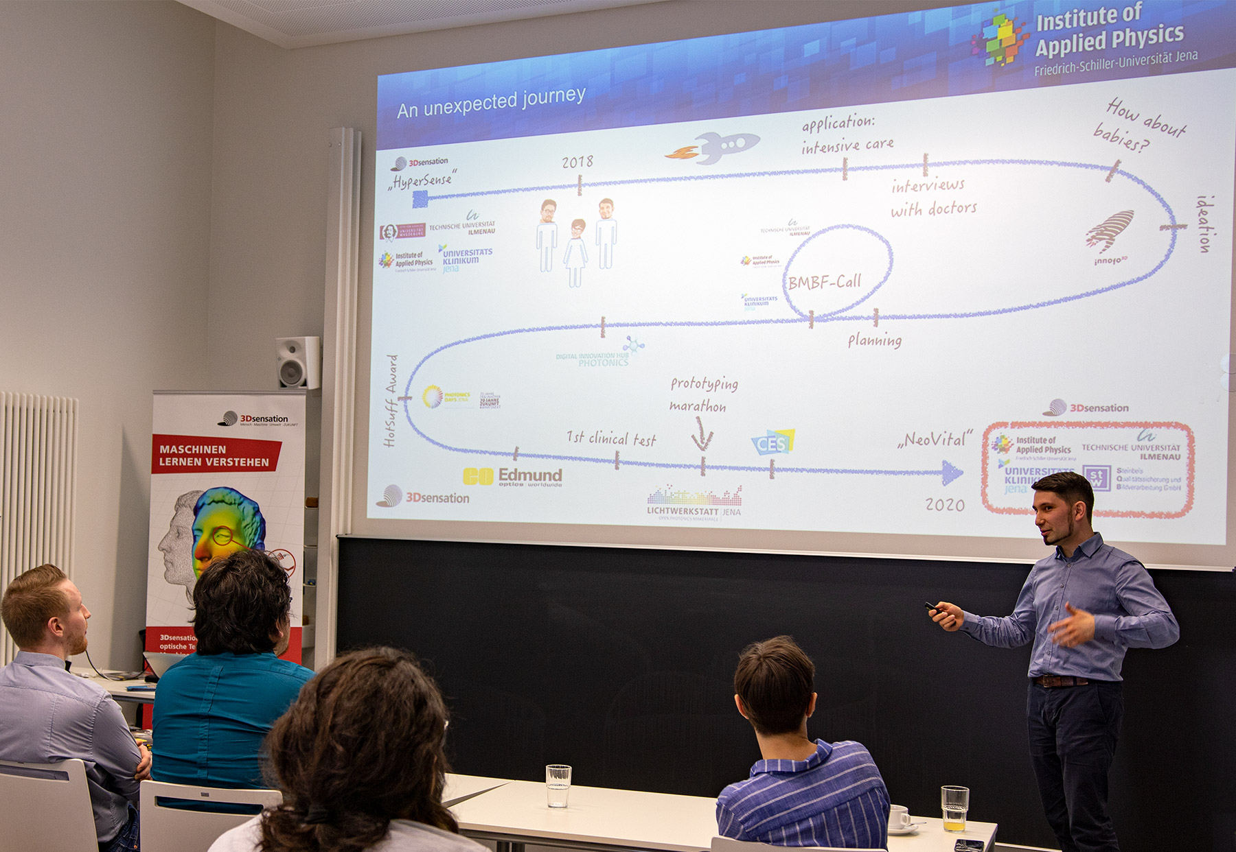 Jan Sperrhake explaining the development of the “NeoVital” project since 2018, a graduate project (formerly “Hypersense”) funded by the 3Dsensation research alliance.